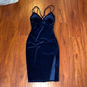 Olive tree (brand) navy midi velvet dress in a size medium. $10